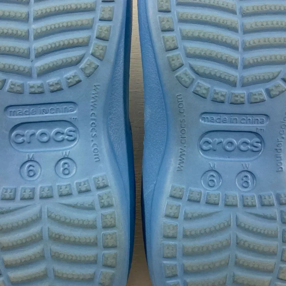 UNC Crocs Thong Sandals Unisex M6 W8 Blue Gray Flip Flop Like New